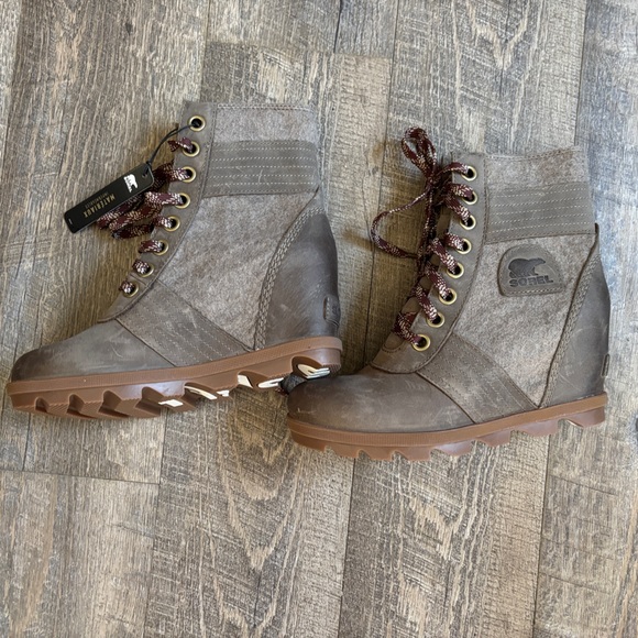 Sorel Tan Lace-Up Boots with Durable Construction - Picture 4 of 8